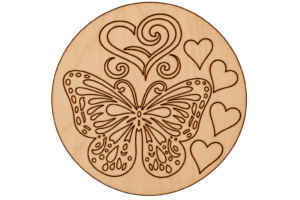 Lasergravierte Schmetterlingsplakette mit Herzornamenten aus Holz Ein fein gravierter Schmetterling mit Herzmustern und Spiralen auf einer runden Holzplakette.