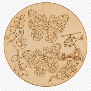 Rundes Holzmotiv mit Schmetterlingen, Rose und Dorfsilhouette Auf einer runden Holzscheibe sind zwei Schmetterlinge, eine Rose, ein kleiner Hubschrauber, eine Brücke und Häuser graviert.