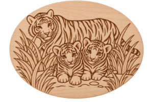 Eine ovale Holzgravur zeigt einen Tiger mit zwei Jungtieren zwischen hohem Gras in feiner Linienarbeit.