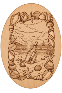 Maritimes Holzmotiv mit Flasche, Muscheln und Seesternrahmen Eine gravierte Holzplakette zeigt eine Flasche im Sand, umrahmt von Muscheln, Seesternen, Wolken und einem Segelboot.